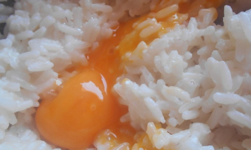 1. Этап. Паровой рисовый пудинг: 4. В отварной рис добавляю желток, апельсиновый сок и масло сливочное, перемешиваю.