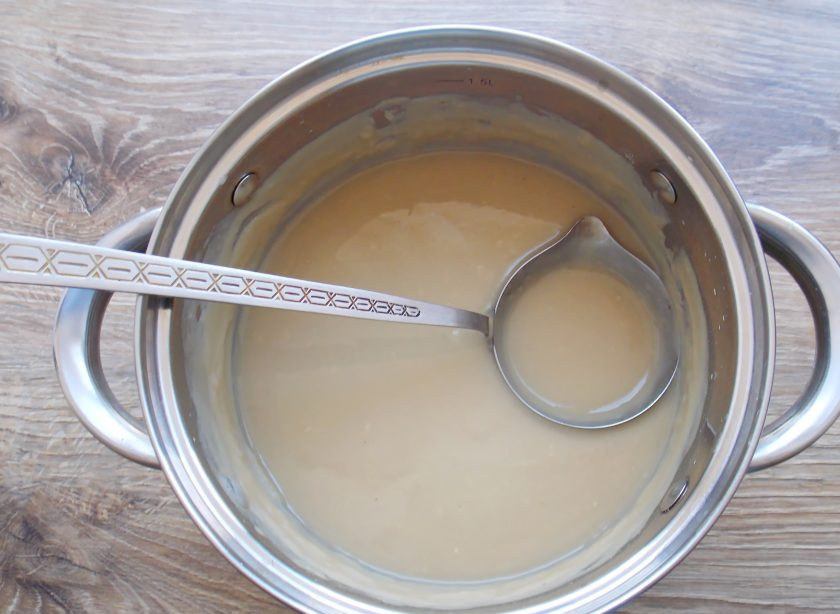 1. Этап. Овсяный кисель из цельного овса: Поставьте на средний огонь и доведите до кипения. Варите, перемешивая, до загустения. Снимите с огня и посолите по вкусу. Разлейте по стаканам или чашкам и дайте полностью остыть.