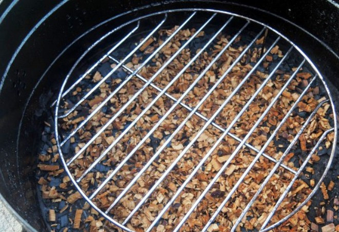 1. Этап. Скумбрия горячего копчения в коптильне: Для рыбы лучше использовать опилки следующих пород деревьев: ольха, яблоня, груша, можжевельник, клен. Замочите опилки на 20 минут в воде, затем положите в коптильню.