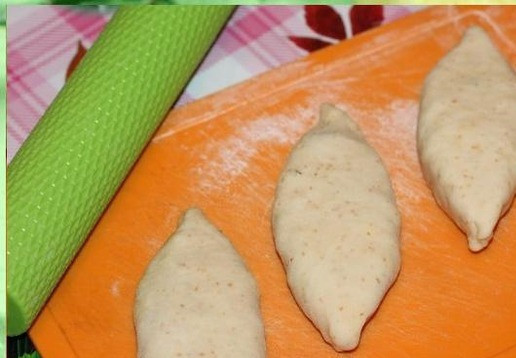 1. Этап. Пирожки с зеленым луком из духовки: 6. Формируем пирожок. Выкладываем заготовки на смазанный маслом противень. Ставим противень в духовку, включаем мин. температуру 40 C и даем пирожкам увеличиться в 2 раза (20-30 минут).