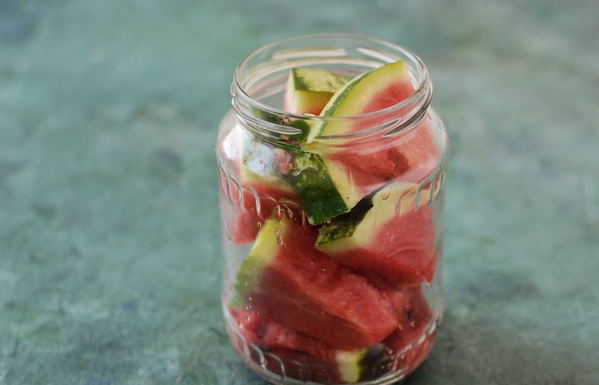 1. Этап. Арбузы с горчицей на зиму: Выложите арбузные ломтики в банку. Залейте кипятком, накройте крышкой и оставьте на 10 минут.