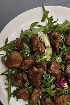 1. Этап. Салат с куриной печенью: На салатные листья выложить теплую печень.