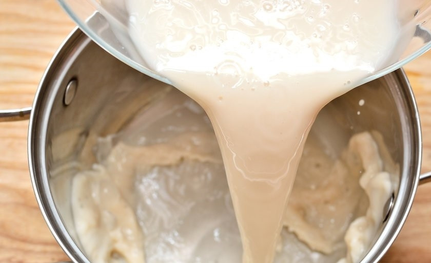 1. Этап. Хрустящий белый хлеб: 3. Перелейте дрожжевую смесь в большую миску.