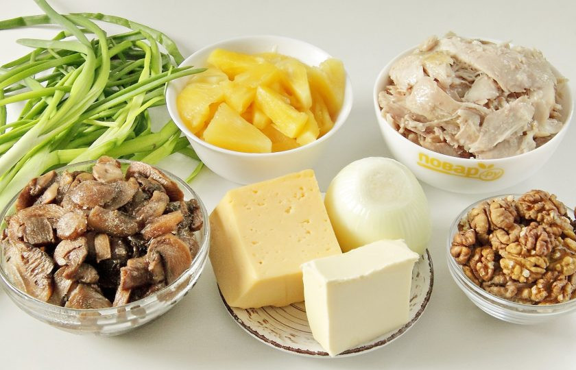 1. Этап. Салат Ананас с курицей и сыром: Подготовьте все ингредиенты. Окорочка заранее отварите в подсоленной воде, остудите и отделите мясо от костей.