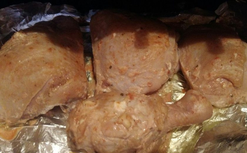 1. Этап. Запеченные окорочка (маринованные в томате): 3. Спустя указанное время застелите противень фольгой или пергаментом, после чего выложите курицу и отправьте в разогретую до 190 градусов духовку на 40 минут.