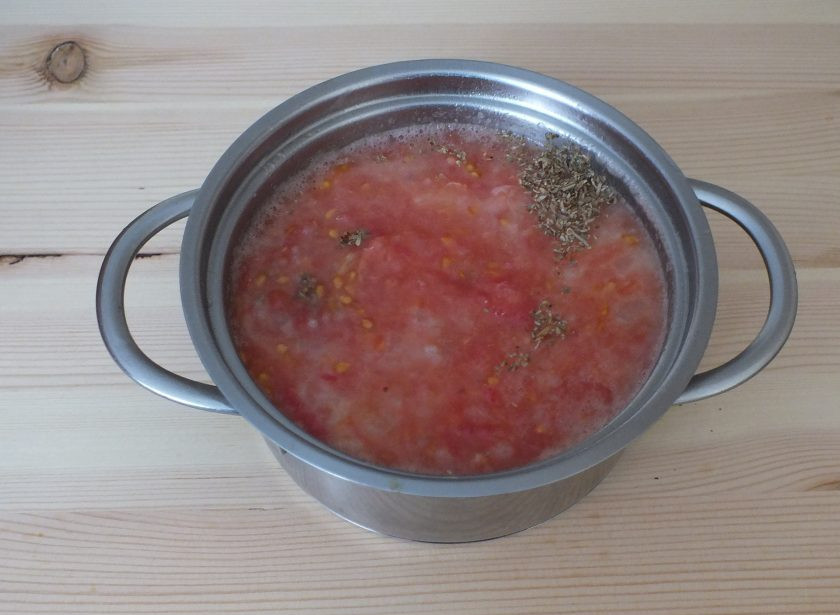 1. Этап. Диетическая подлива: К луку добавьте мякоть помидора, специи, соль. Перемешайте и поставьте на средний огонь. Уваривайте в течение 15 минут.