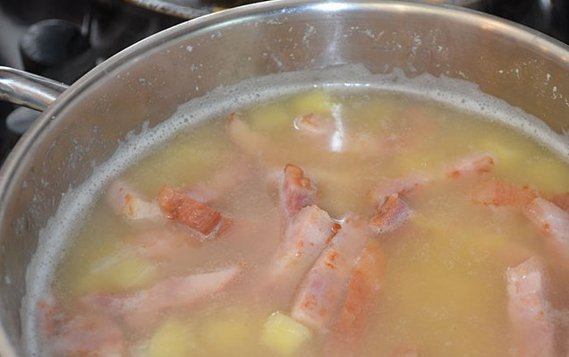 1. Этап. Гороховый суп с копченой грудинкой: Когда картошка сварилась, посолите суп, добавьте грудинку.