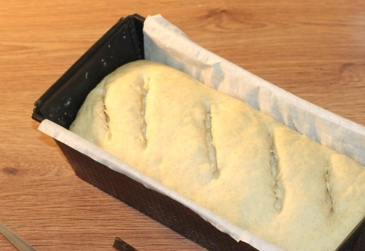 1. Этап. Хлеб на картофельном отваре: 9. Для выхода пара, делаем на заготовке неглубокие надрезы острым ножиком или ножницами. Выпекаем хлеб в предварительно разогретой до 240 С духовке, минут 10, затем переключаем на 200 С и допекаем хлеб еще 20 минут или до готовности. Учитывайте особенности вашей духовки.