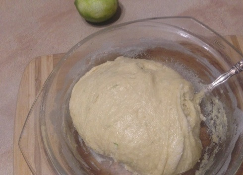 1. Этап. Лаймовые пончики на сгущенном молоке: И ложкой замешиваем тесто. Оно должно получиться мягким и липким. Муки можно добавить и чуть больше, тесто станет удобным для работы, но в этом случае пончики получатся более плотными и тяжелыми.