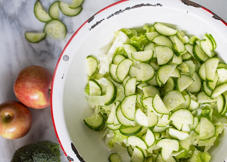 1. Этап. Салат из свежей капусты с яблоком: 1. Мою и мелко шинкую белокочанную капусту, кладу ее в миску. Огурцы мою и разрезаю вдоль на 2 части, затем нарезаю их тонкими дольками.