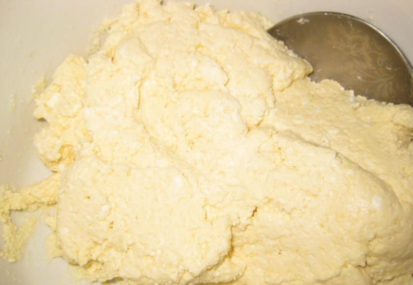 1. Этап. Сырники в мультиварке на пару: Замешиваем творожное тесто и оставляем его минут на 20 в холодильнике.