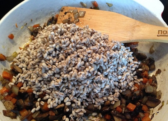 1. Этап. Перловая каша с грибами и беконом: 4. Набухшую перловку тщательно промываем, максимально сливаем воду и добавляем крупу на сковороду. Обжариваем, помешивая, вместе с овощами и грибами минуты 2-3.