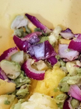 1. Этап. Салат с нутом и манго: В салатнице соединить консервированный нут с манго, авокадо, красным луком.