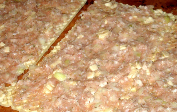 1. Этап. Вафельные коржи с начинкой из фарша: 2. Распределяем начинку равномерным слоем по всем вафельным листам, и пусть немного размякнут. После этого сворачиваем их трубочками и выкладываем на противень, смазанный маслом.