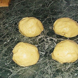 1. Этап. Бейгли на маргарине: Из указанного количества ингредиентов получается 4 рулета, поэтому постоявшее в холодильнике тесто достаем и разрезаем на 4 равных части.