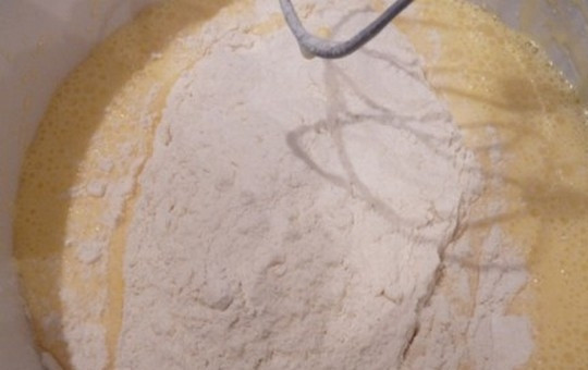 1. Этап. Пирог из майонеза и сметаны: Всыпьте просеянную муку, разрыхлитель, соль и все перемешайте. Можно добавить ароматизаторы и добавки по вкусу.