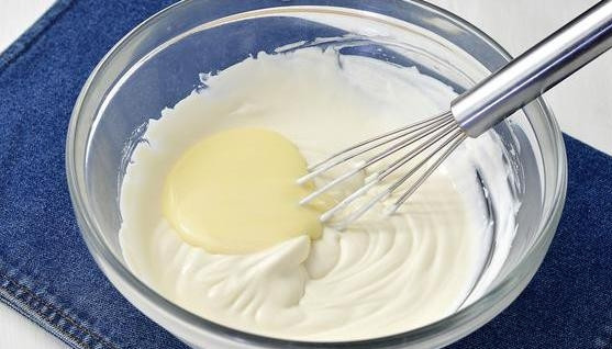 1. Этап. Банановый крем со сгущенкой: В сметану постепенно влейте сгущёнку, продолжая взбивать.