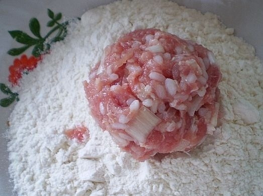 1. Этап. Тефтели, запеченные в духовке в сметанном соусе: 5. Сформируйте небольшие тефтельки. Обваляйте их со всех сторон в муке.