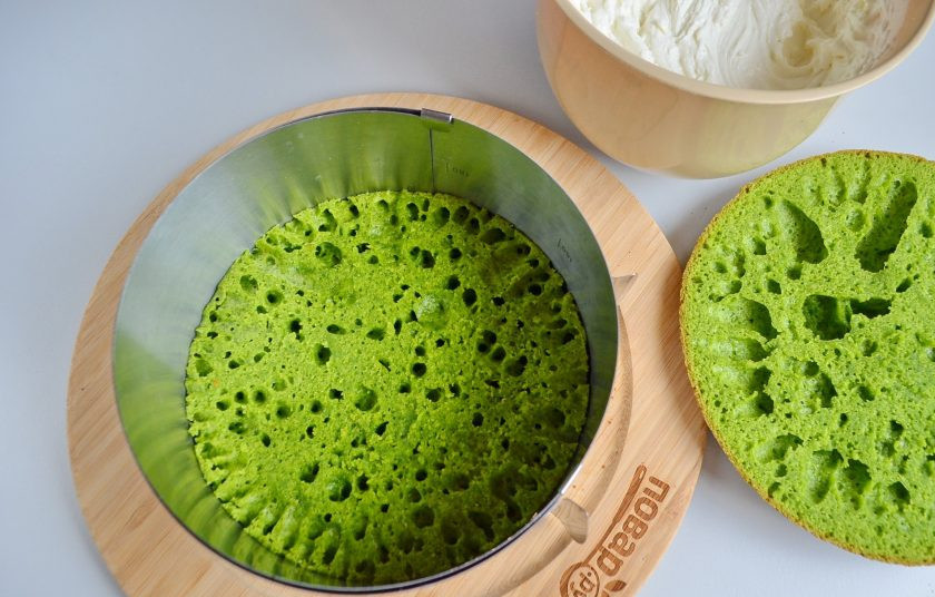 1. Этап. Новогодний торт Лесной мох: Поставьте кольцо и сдвиньте по размеру бисквита.