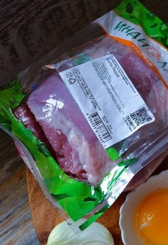 1. Этап. Котлеты в кексе: Приготовить продукты для котлет. Духовку включить на разогрев.