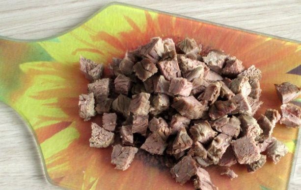 1. Этап. Салат Шаньдун с говядиной: Говядину нарежьте таким же кубиком.