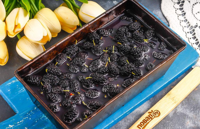 1. Этап. Ягодный террин: Затем в форму всыпьте шелковицу и влейте смородиновый сок с желатином. Следите за тем, чтобы форма не протекала. Поместите ее в морозильную камеру на 1 час или в холодильник на 2-3 часа минимум!