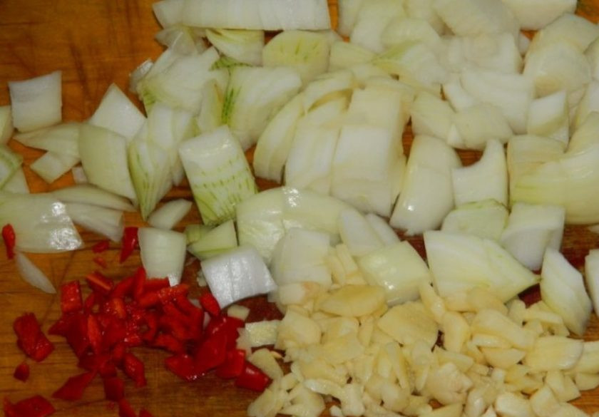 1. Этап. Баклажаны в томатах на зиму: А также лук и горький перец. Чеснок измельчите.