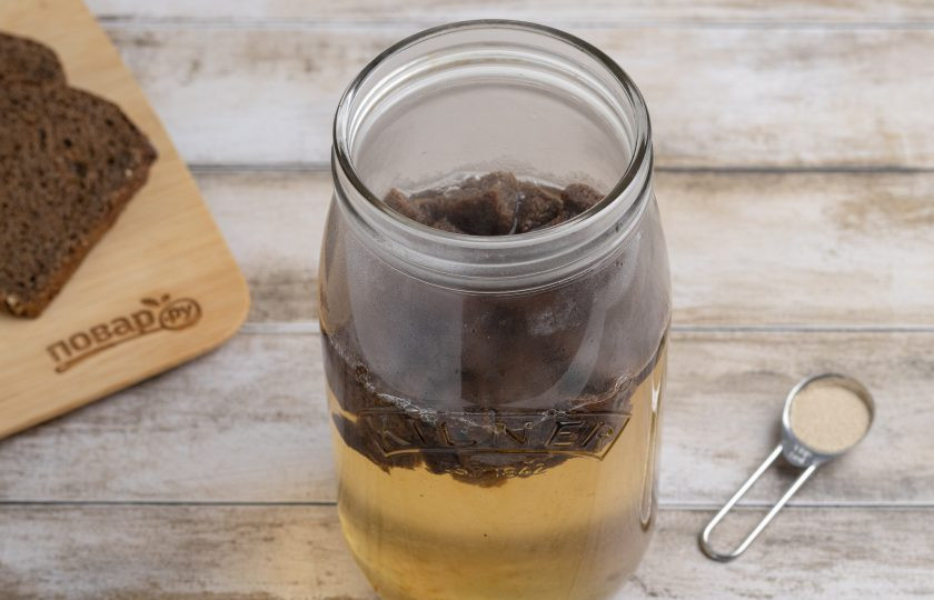 1. Этап. Домашний квас из ржаного черного хлеба: Влейте горячую воду. Оставьте так до полного остывания.