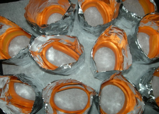 1. Этап. Рулетики из моркови Фуршетные: 2. Из фольги формирую колечки. Беру 2 пластины моркови, укладываю их в стаканчик из фольги в форме кольца.