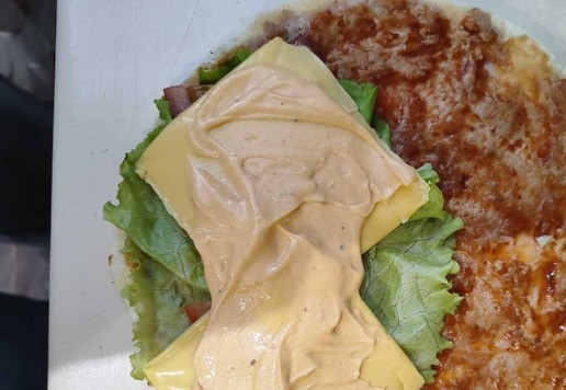 1. Этап. Бургер в лепёшке: Далее, на помидор кладем 2 ломтика плавленного сыра и щедро смазываем приготовленным соусом.