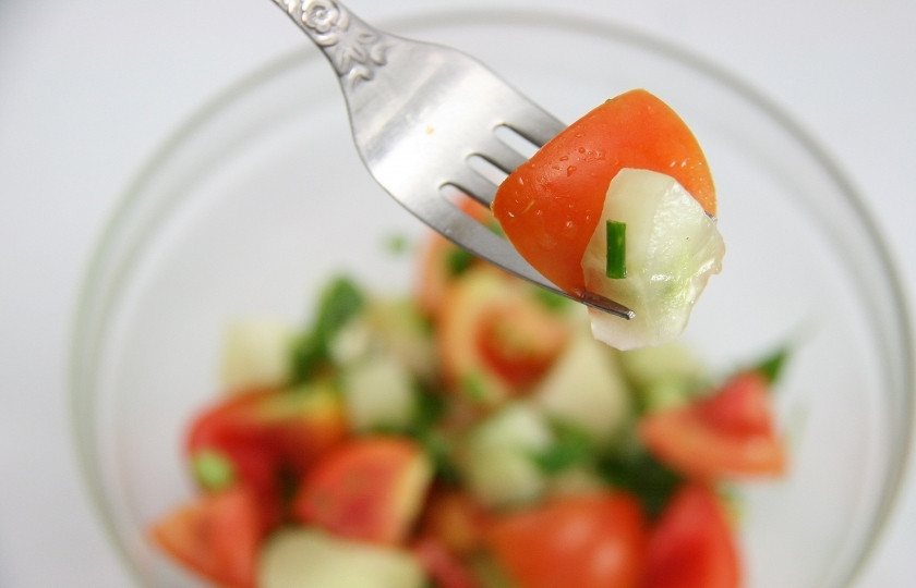 1. Этап. Салат Русская красавица с ветчиной: Смешайте овощи, добавьте свежую зелень и сыр. Заправьте растительным маслом, посолите и поперчите по вкусу.