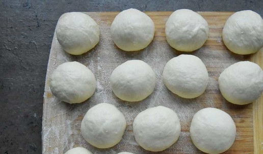 1. Этап. Картофельные булочки с сыром: Готовое тесто делю на 15 частей по 75 граммов каждая. Заготовки округляю.