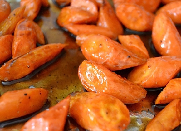 1. Этап. Карамелизированная морковь: 7. Перемешайте морковь с глазурью, чтобы каждый кусочек был покрыт.