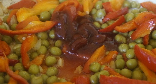 1. Этап. Рагу со свининой в духовке: Ингредиенты подогрейте. Добавьте к ним томатную пасту, бульон и муку. Перемешайте и доведите до кипения.