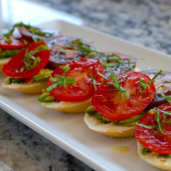 Брускетта с авокадо и томатами