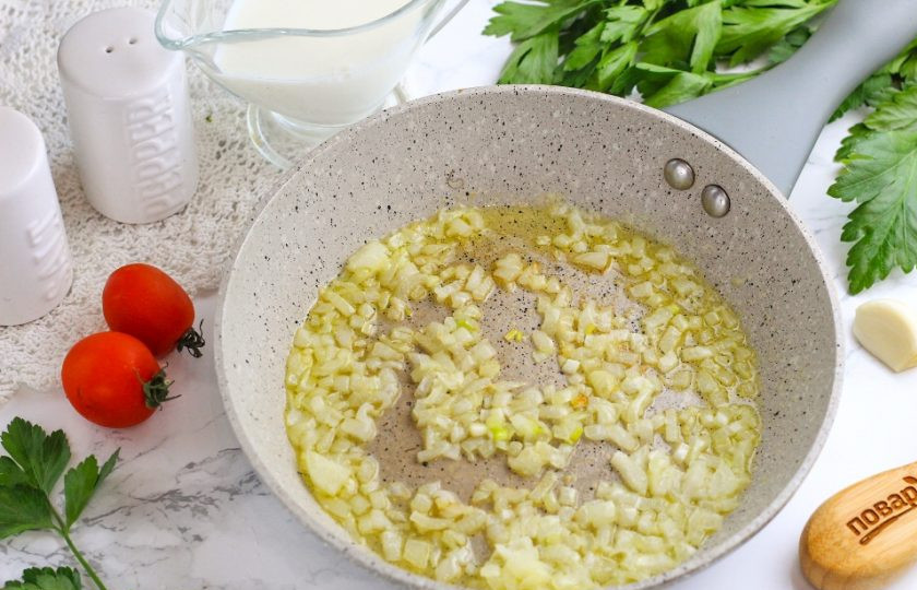 1. Этап. Мидии в сливочно-чесночном соусе: Нарежьте луковицы полукольцами или мелкими кубиками. Растопите в сковороде сливочное масло и обжарьте в нем луковую нарезку примерно 3-4 минут до золотистого цвета.