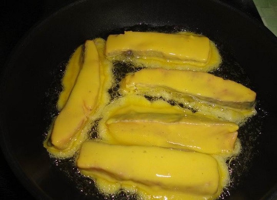 1. Этап. Кижуч в кляре: 7. На сковороде разогрейте растительное масло. Каждый кусочек рыбы окуните в полученную массу, жарьте кижуч в кляре в домашних условиях с двух сторон до румяной корочки. После переложите на бумажную салфетку, промокните масло — и сразу же подавайте к столу.