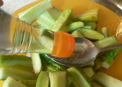 1. Этап. Салат по-корейски из огурцов: Добавить к огурцам чеснок и уксус.