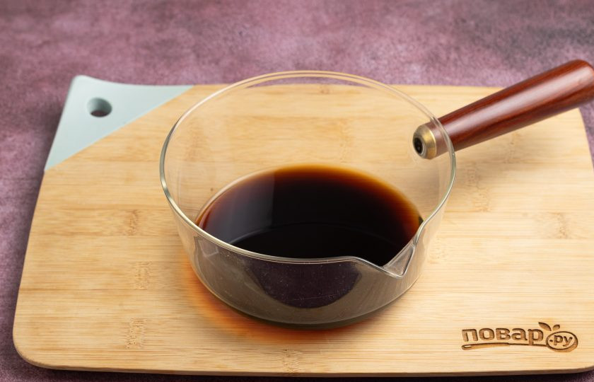 1. Этап. Китайский соус Терияки: Смешайте соевый соус с водой.