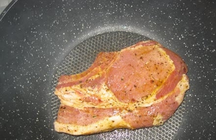 1. Этап. Котлета на косточке в духовке: 6. Сковороду хорошо разогреть и отправить туда котлетки. Обжарить на большом огне с двух сторон до золотистого цвета.