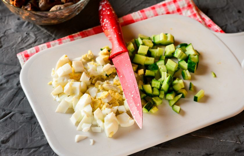 1. Этап. Салат с куриными сердечками и горошком: Сваренные вкрутую яйца нарежьте кубиками среднего размера, таким же образом нарежьте и свежие огурцы.