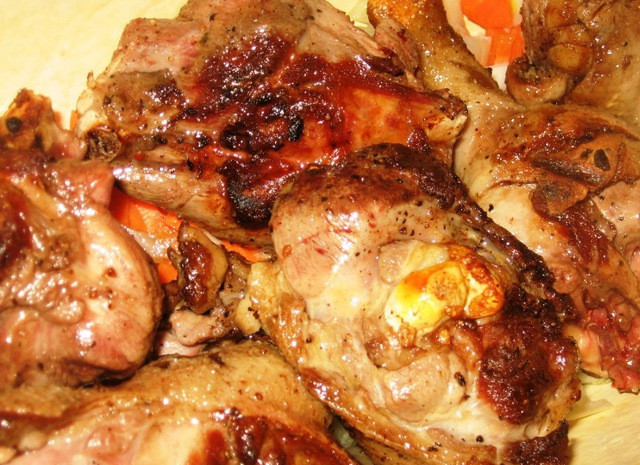 1. Этап. Жаркое из утки в духовке: 3. На овощную подушку выложить обжаренные кусочки утки.