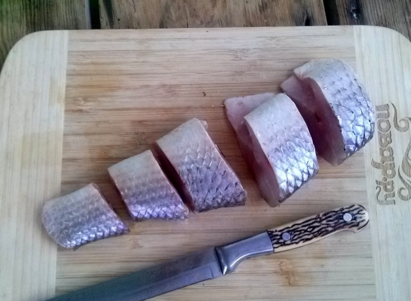 1. Этап. Запеченная рыба в горшочке по-зауральски: Рыбу почистите, выпотрошите, удалите плавники и голову, промойте под проточной водой, разрежьте на порционные кусочки. Кусочки не делайте толщиной более 5 сантиметров.