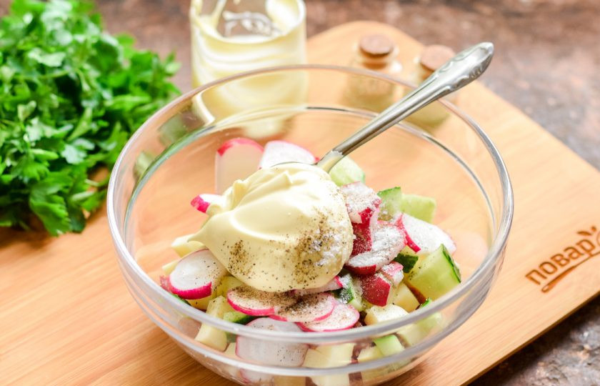 1. Этап. Салат с майонезом: Заправьте салат вкусным майонезом, добавьте соль и перец по вкусу, перемешайте все и подавайте к столу. При подаче украсьте салат зеленью.