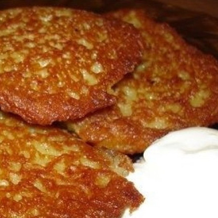 1. Этап. Драники с фаршем: Драники обжаривают с одной стороны до золотистой корочки, затем переворачивают, накрывают сковороду крышкой и на небольшом огне жарят около 5 минут. К готовым драникам обязательно нужно подать сметану. Приятного аппетита!