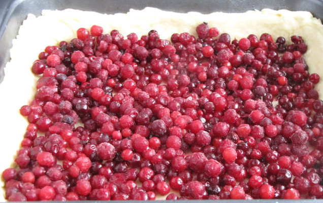 1. Этап. Брусничный пирог со сметаной: 3. Далее, перемешаем тесто опять, раскатаем по дну формы, формируя бортики. Всыпаем помытую и обсушенную бруснику. Посыпаем сверху сахаром. Запекаем, пока корочка теста не потемнеет.