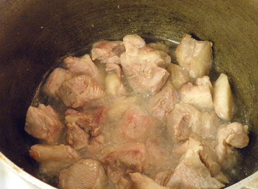 1. Этап. Плов: 6. Возьмите толстостенный казан, разогрейте в нем растительное масло, бросьте мясо и обжаривайте 10-15 минут.