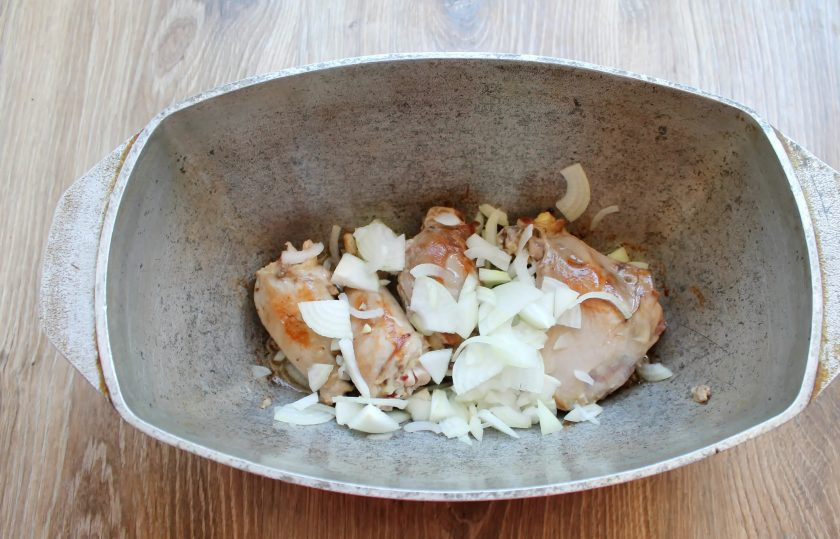 1. Этап. Солянка с кроликом: Лук почистите и порежьте, добавьте в утятницу с обжаренным кроликом. Уменьшите огонь и обжаривайте в течение 20 минут, перемешивая.