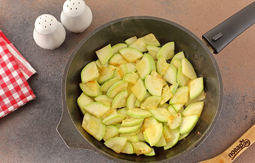 1. Этап. Пенне с цукини: В сковороде разогрейте масло, выложите нарезанный цукини и обжарьте периодически помешивая до готовности.