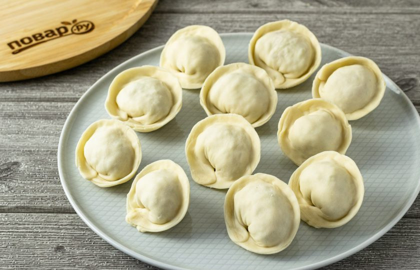 1. Этап. Пельмени с редькой: Накройте одной половинкой, скрепите и защипните края.